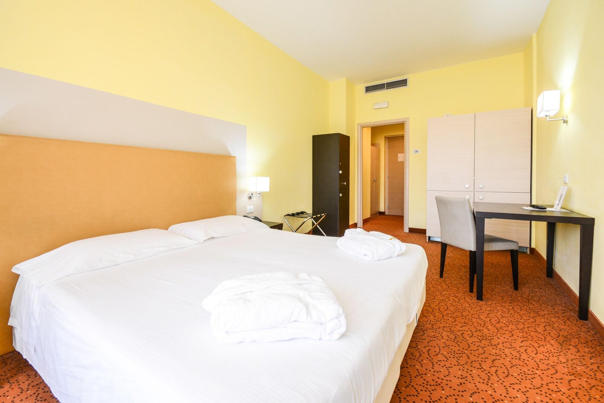 Regal Hotel Брешия Экстерьер фото