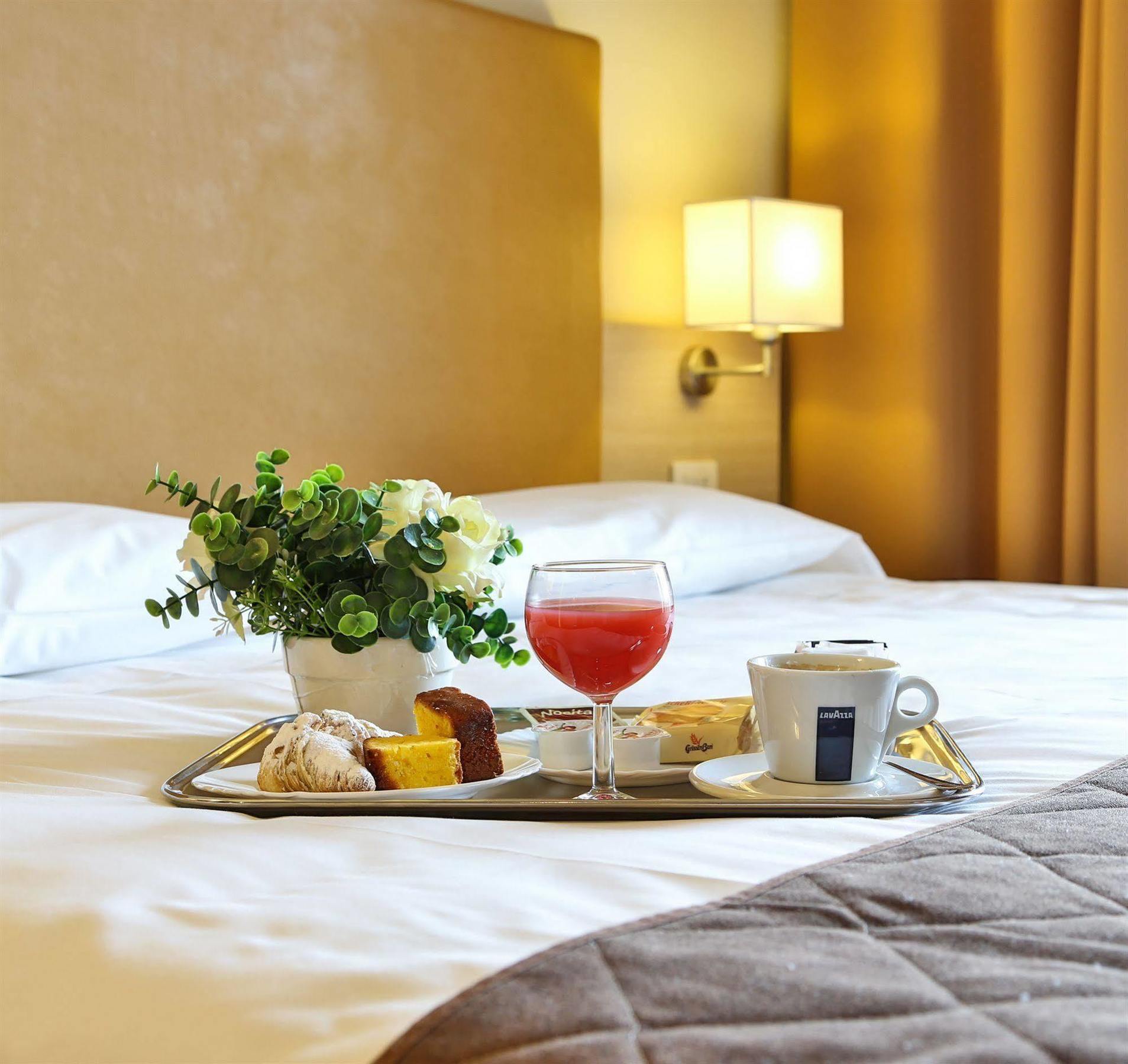 Regal Hotel Брешия Экстерьер фото